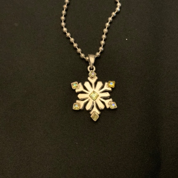 N6/ NWT 16” Cookie Lee Necklace - Silver necklace and Snowflake Crystal Pendant - Picture 2 of 3